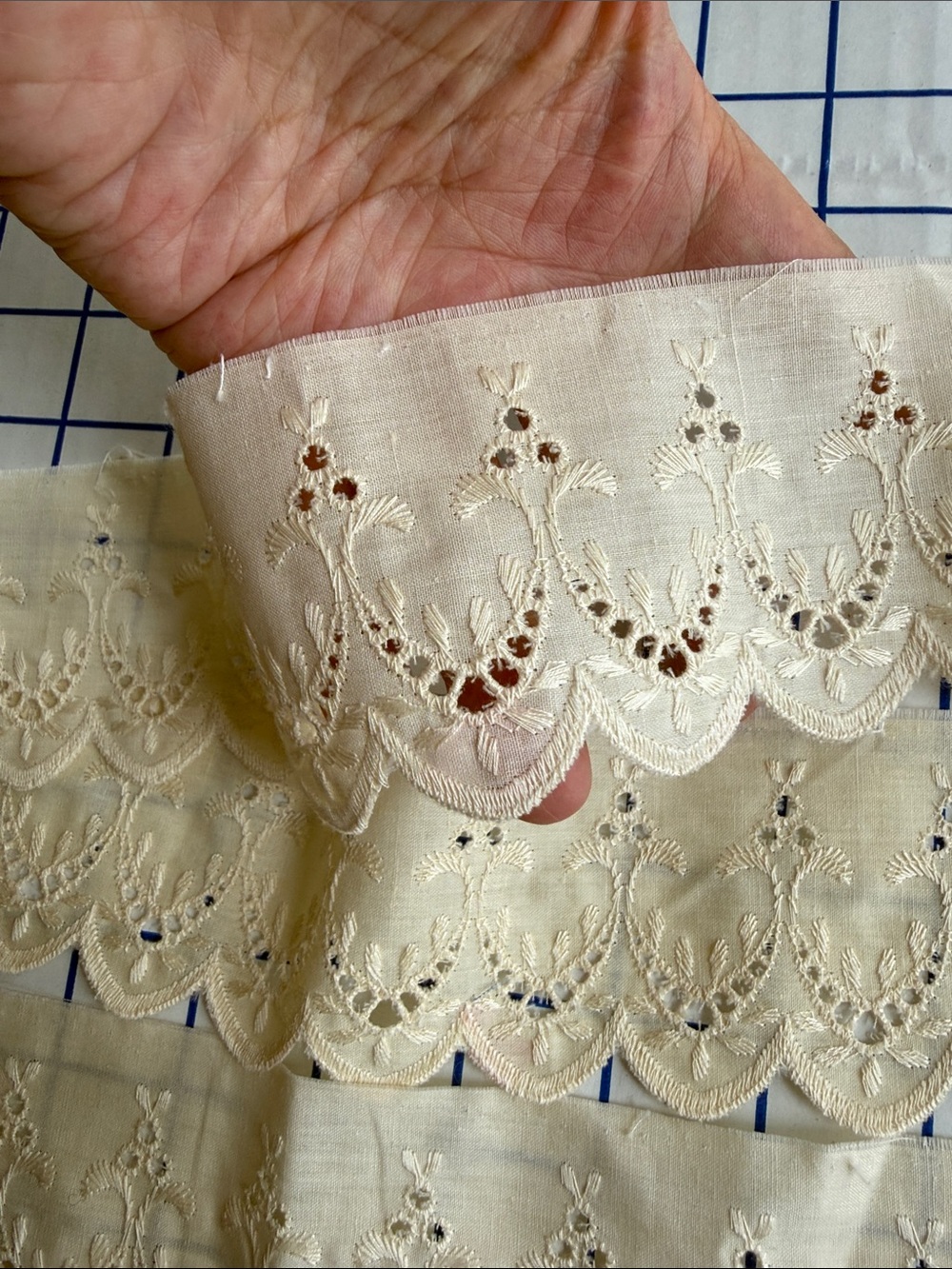 Antique circa 1930s Embroidered Eyelet Trim 2.5+ Yards x 3” Scalloped Cotton - Picture 6 of 11